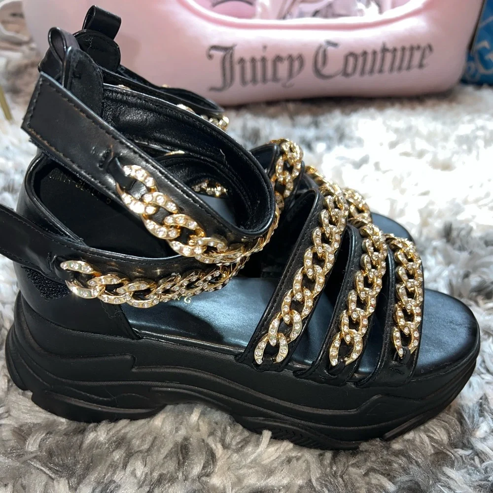 Azalea Wang DO IT LIKE WE DO FLATFORM SANDAL IN GOLD